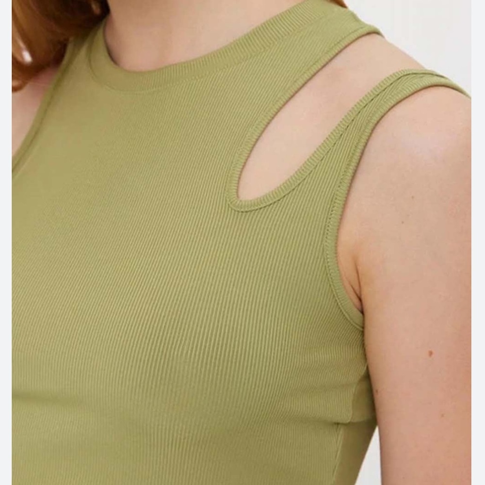 NWT VERO MODA 💚 cut shoulder cropped tank